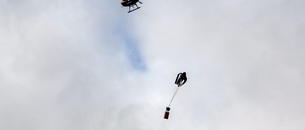 Apid one, en helikopterliknande farkost levererar sin livräddande last med fallskärm.