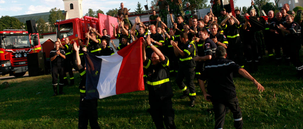 De franska brandmännen tackar sina svenska kollegor och Färila-borna under konserten med Fältartisterna. 