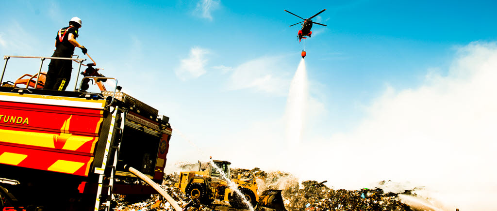 STOCKHOLM 20130607

Brand i grovsoporna på återvinningscentralen Hagby i Täby, norr om Stockholm. Räddningstjänsten i Stockholm får assistans från Försvarsmakten med en helikopter av typen Hkp10 från Helikopterflottiljen att delta i släckningsarbetet. Försvarsmakten har Hkp 10 stationerade i Luleå och Ronneby och kan vattenbekämpa eldhärdar från luften.

Foto: Jimmy Croona / Combat Camera / Försvarsmakten