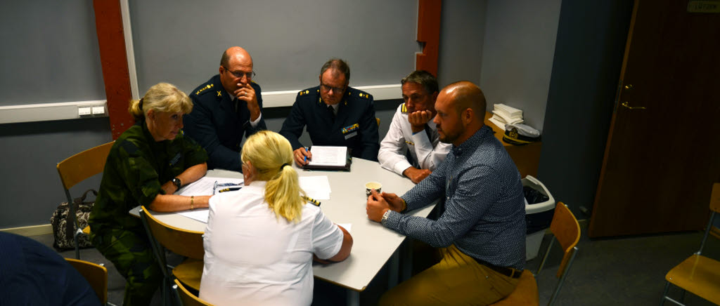 Lena Halin, till vänster tillsammans med kollegor diskuterar hur Försvarsmakten kan bli en mer inkluderande organisation. 