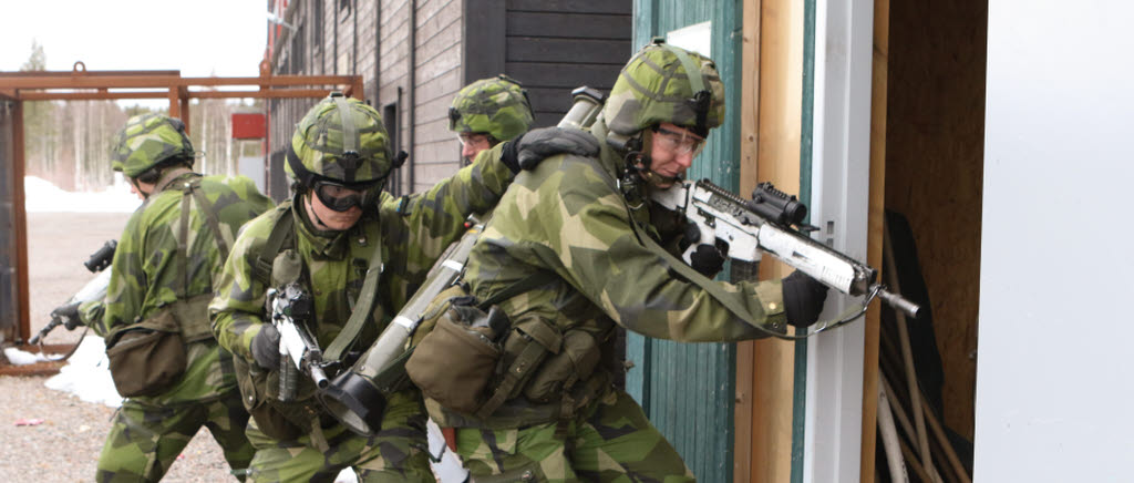 Blivande jägarsoldater och förstärkningssoldater lär sig grunderna i strid i bebyggelse i Boden i april 2016.