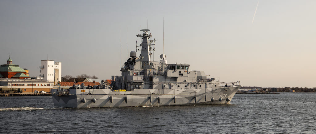 HMS Vinga kastar loss för övningar utanför Blekinge i april 2021.