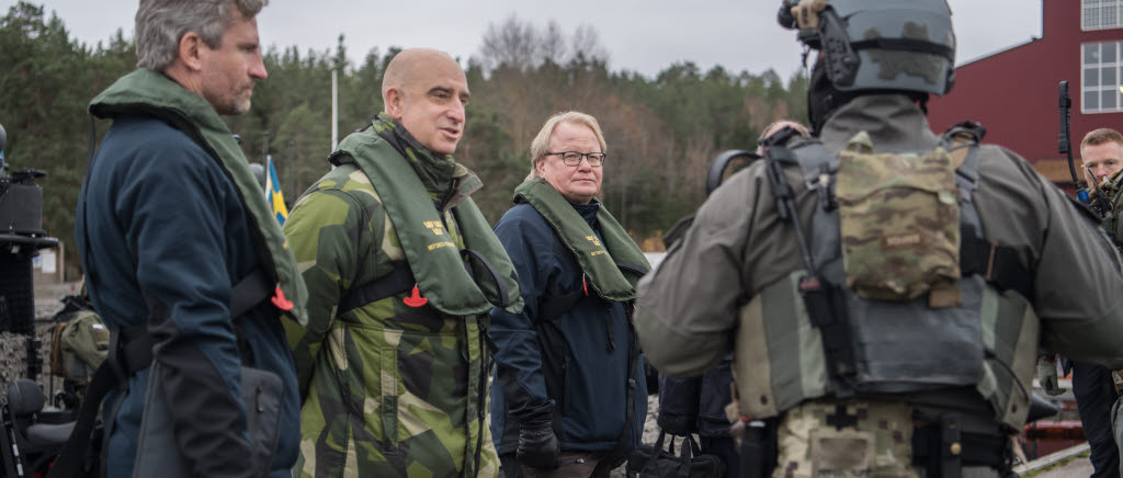 Försvarsministern besökte delar av övningen, här tillsammans med chefen Anders Löfberg.