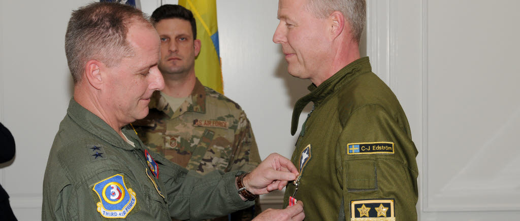 191023 Torsdagen den 23 oktober tilldelades flygvapenchefen, generalmajor Carl-Johan Edström, the Bronze Star Medal vid en ceremoni hos den blivande amerikanska ambassadören residens i Stockholm. Han tilldelades medaljen för förtjänstfulla insatser avseende utvecklingen av det Afghanska flygvapnet under amerikansk ledning. Carl-Johan Edström är den första utländska militären som tilldelas denna utmärkelse sedan 2001.
Chefen för 3:e amerikanska flygvapnet i Europa och Afrika, generalmajor John Wood, och flygvapenchef generalmajor Carl-Johan Edström.