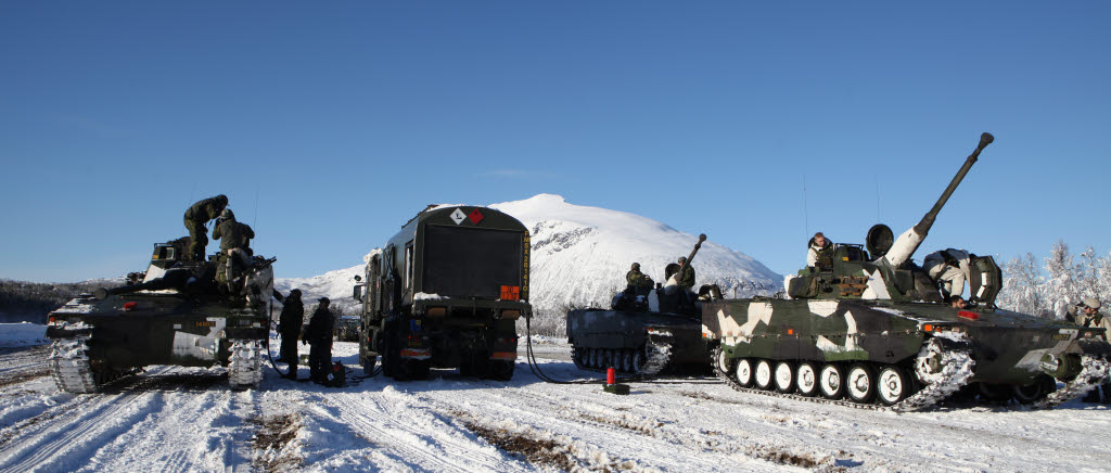 På måndagen var det dags för tankning och laddningsomgång i Setermoen. Fyra stridsfordon från ett av pansarskyttekompanierna är inne för påfyllning av bränsle. Övning Cold Response 2014.