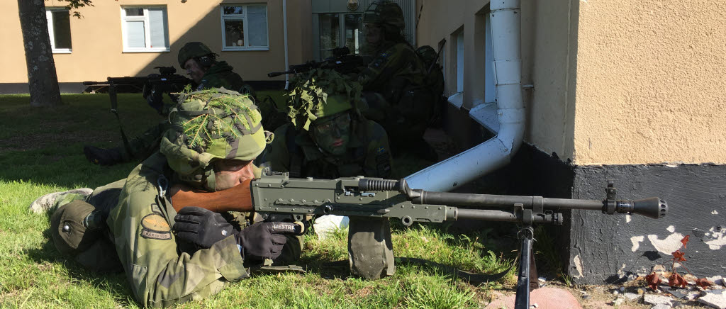 KFÖ Ångermanlandsbataljonen. Hemvärnssoldater övar på gamla T3-området, här utanför gamla ”sjukan” (nuvarande Nipanhotellet).
