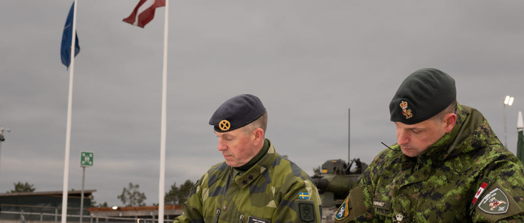 Med TOA-cermonin överlämnar den svenska armechefen befälet till den kanadensiska multinationella brigaden. 

TOA står för Transfer Of Authority.

The South Skåne regiment trains soldiers in armoured vehicle ground combat.

Södra skånska regementet, P 7, är beläget i Revingehed, cirka 20 kilometer öster om Lund. P 7:s  huvuduppdrag är att producera krigsförband för armén och utbilda soldater i markstrid.