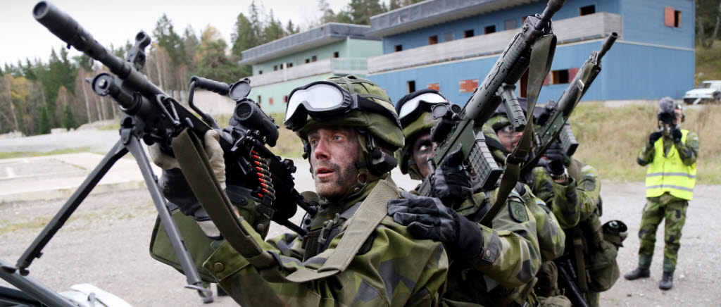 Livgardets Livbataljon övar anfall och strid i bebyggelse med hela bataljonen i Stora Sätra (SIB-anläggning).