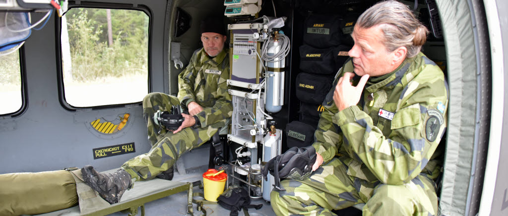 Helikopter 16 inredd för Medavac. Anders Bengtsson och P-A Bergsten på var sida om den medicintekniska utrustningen.

Under Aurora 17 övar tre team som är knutna till helikopter 16.