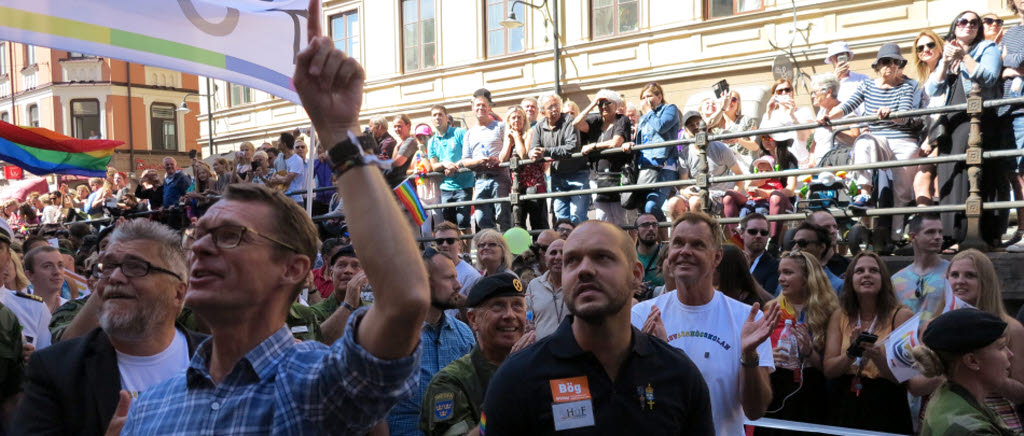 FHS rektor Romulo Enmark, GD Peter Sandwall, HoF:s ordförande Andreas Nilsson och ÖB Sverker Göranson tar emot folkets jubel på söder i Stockholm under lördagens Pride-parad. 