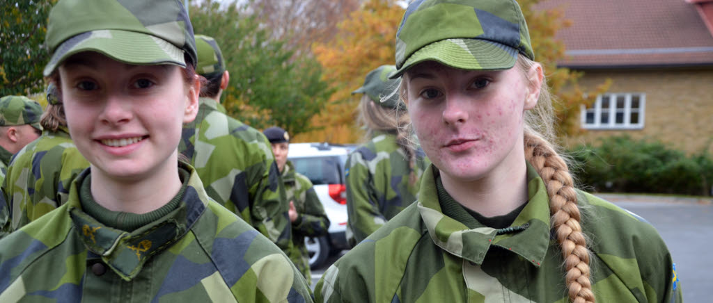 Ungdomar i Göteborg under Military Weekend, två av dem är Kristina Gustafsson från Mölndal och Caroline Karlsen från Västra Frölunda som tyckte att veckan varit bra