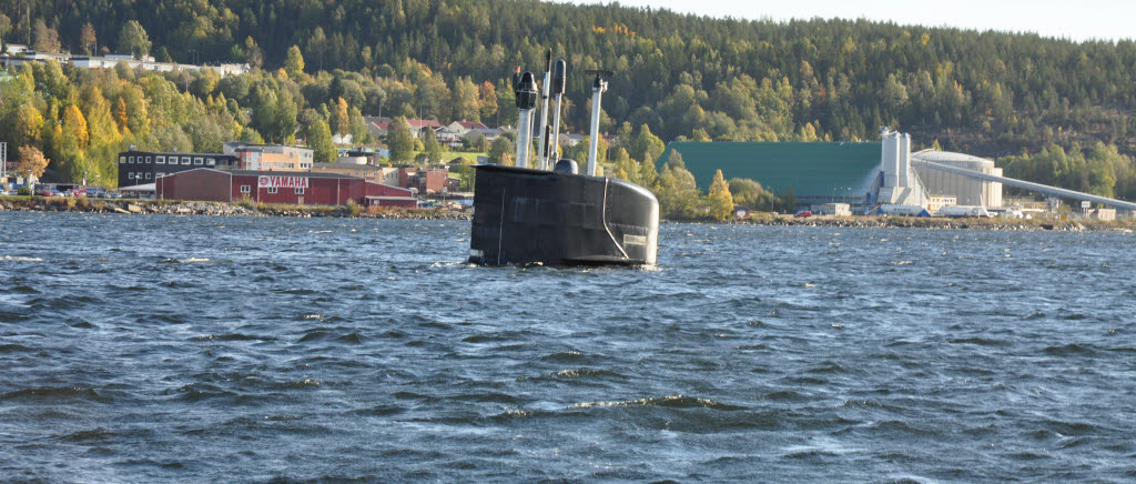 HMS Södermanland och HMS Belos besökte Örnsköldsvik. Som tack för det vänliga bemötande Första ubåtsflottiljen fick beslöts att HMS Södermanland skulle dyka i hamnen.