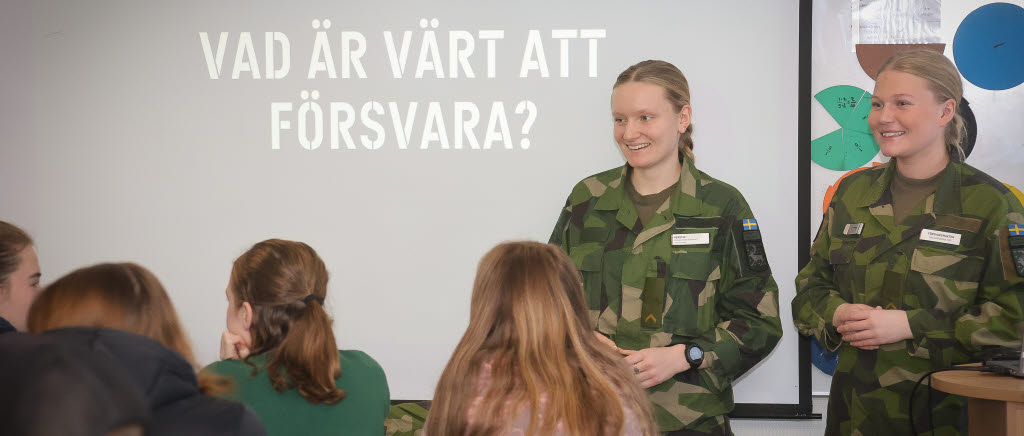 Kerstin Persson och Agnes Hyllander, skolinformatörer vid I 19. Här under en föreläsning för en skolklass på Porsnässkolan i Norrfjärden utanför Piteå.