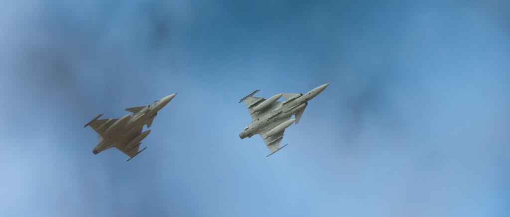 En rote JAS 39 Gripen fotograferade från en dold jägarobservationsplats (OP).

Arméns Jägarbataljon genomför krigsförbandsövning (KFÖ) på Gotland. Scenariot är att en fiende har intagit Visby flygplats och även landsatt trupp på ön. Tack vare goda underrättelser finns redan en jägarskvadron från Arméns jägarbataljon på plats och övervakar och rapporterar det som sker, beredda nedkämpa högvärdiga mål på order. Övningen har momentvis vissa kopplingar till arméövningen som samtidigt pågår i södra Sverige (AÖ15) samt flygvapenövningen, men i stort är det helt frikopplade övningar.