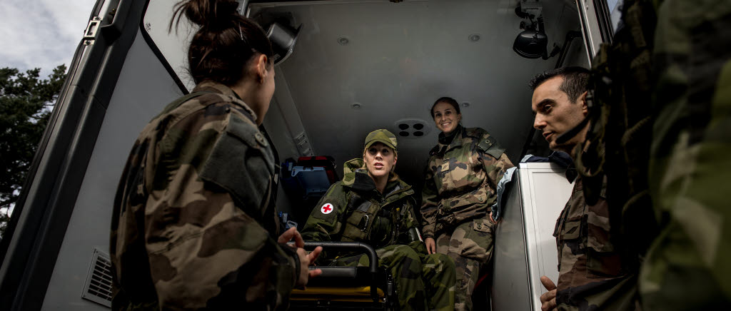 Den franska sjukvårdsstyrkan som är med visar upp sin ambulans och deras metoder för att lyfta in en patient i ambulansen. 

Inom ramen för Aurora 17 genomförs övning i Värdlandsstöd ((host nation support). Denna övnings syfte är att utveckla samverkansformerna med civila och andra militära aktörer. 

För att öka den militära förmågan genomför Försvarsmakten under september försvarsmaktsövning Aurora 17. Aurora 17 är detn första och största övningen i sitt slag på mer än 20 år. Samtliga stridskrafter och fler än 20000 män och kvinnor kommer att delta. Det är en nationell övning som bygger ett starjare försvar och ökar den samlade förmågan att möta ett angrepp på Sverige. Under Aurora 17 kommer även ett flertal myndigheter och militära förband från andra länder delta. 