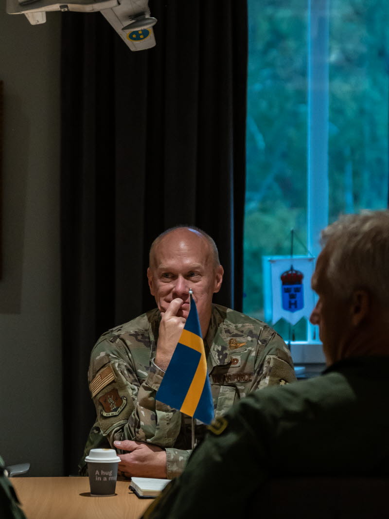 I veckan anlände för första gången en delegation på ett tjugotal representanter från New York National Guard till Sverige. Det är starten för samarbetet inom ramen för USA:s säkerhetssamarbetsprogram State Partnership Program (SPP).                
Ett partnerskap inom SPP innebär att en amerikansk delstats nationalgarde och ett utvalt lands försvarsmakt knyts samman för att bygga relationer som syftar till att öka parternas respektive förmågor. I somras undertecknades en avsiktsförklaring om samarbete mellan Sverige och den amerikanska delstaten New Yorks National Guard. Nu är USA:s representanter på ett första besök i Sverige. Syftet är att diskutera möjliga samarbeten som gynnar båda parter. I samband med besöket kommer Försvarsmakten att informera om organisation och verksamhet samt visa förmågor inom armén, marinen och flygvapnet.
Till F 21 kom på onsdagsmorgonen brigadgeneral Gary R Charlton med följe och togs emot av flygvapenchefen, generalmajor Jonas Wikman och representanter från Flygstaben och F 21.