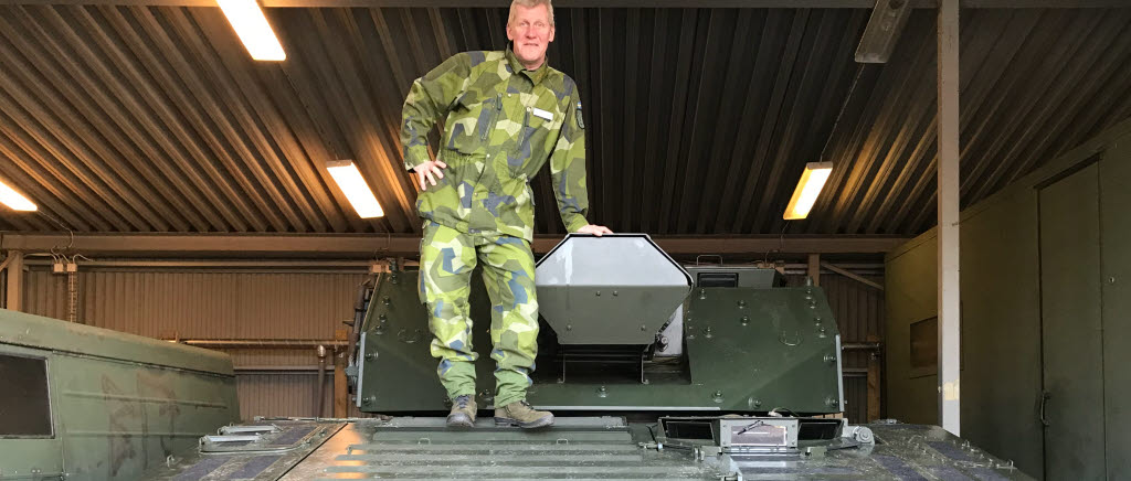 Kapten Lars Hörnkvist på Markstridsskolans utvecklingsavdelning i Kvarn uppflugen på den granatkastarpansarbandvagn 90 han var med och provsköt på Kvarn i februari.