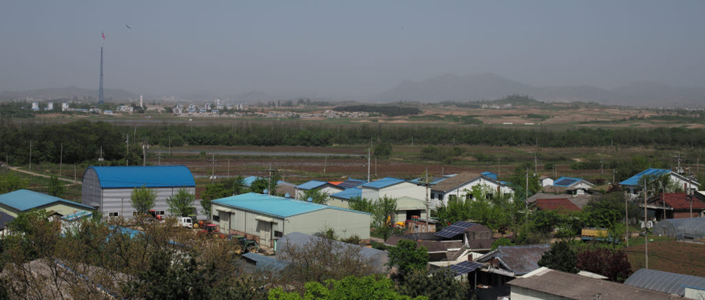 Byn Tea Sung Dong i bakgrunden byn Kijong-dong, DMZ/Nordkorea.