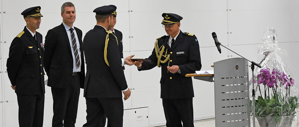 Chefen för Ronneby Garnison överste Lars Bergström lämnade över den symboliska guldnyckeln till de nya hangarerna till chefen för Helikopterflottiljen överste Peder Söderström. 