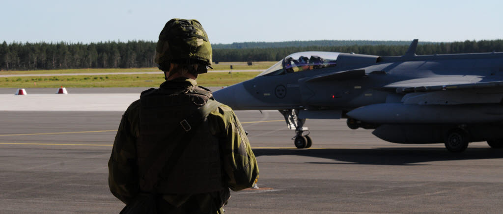 150831. Bild från Arctic Fox 2015, som genomfördes parallellt med FVÖ15 i Kallax, Luleå. På bild syns flygbassäk och ett Jas 39 Gripen som är på väg till bansystemet för att lyfta.  