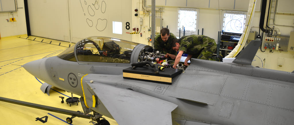 En flygteknikers vardag består bland annat av att utföra serviceåtgärder på flygplanen så att de hela tiden kan hållas flygdugliga.