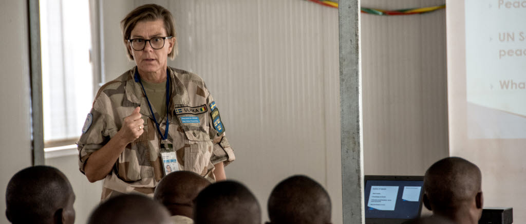 FN-styrkan Minusma:s militära Genderrådgivare, Ulrika. En del av hennes arbete är att utbilda i gender. Här för Benins FN-styrka.
