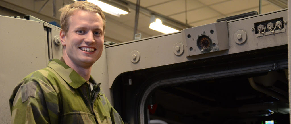 Instruktörsutbildning för pansarterrängfordon 360. Soldaten Peter Lundqvist är elev på kursen och är glad på bilden.