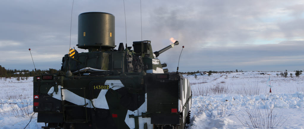 Lvkv-plutonen ur Norrbottens pansarbataljon övar strid mot luftmål på Tåme skjutfält.