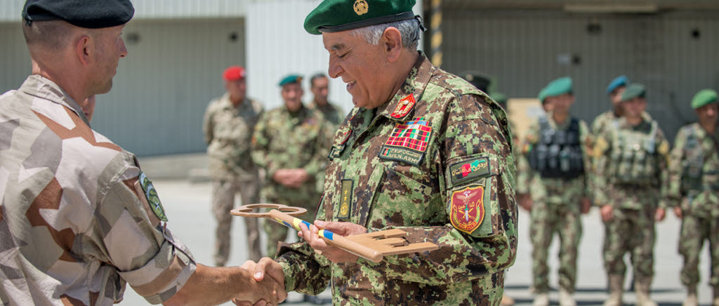 Överlämning av Camp Northern Lights 26 juni, 2014. Överste Mats Ludvig räcker över en symbolisk nyckel till generalmajor Vesa, chef 209:e kåren. 