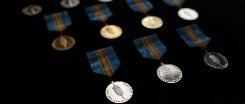 20150529 Sjöhistoriska Stockholm

Försvarsmakten
 



Försvarsmaktens medalj sårad i strid (längst bort), Försvarsmaktens förtjänstmedalj i guld, utan svärd (i mitten), Försvarsmaktens förtjänstmedalj i silver, utan svärd (närmast kameran).

Högtidlig ceremoni, medaljutdelning och konsert med fältartisterna. En utställning där myndigheter och organisationer med veterananknytning visade upp sin verksamhet. Många glada återseenden och kanske ett och annat smärtsamt minne. Veterandagen firades på fredagen vid Sjöhistoriska museet på Djurgården i Stockholm.

Foto: Niklas Ehlén/Combat Camera
