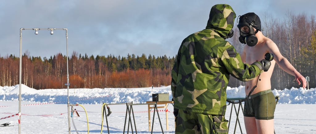 Övning i personsanering orsakat av radioaktivt nedfall. Efter en inledande dusch kontrollmäts personalen för att avgöra om saneringen kan fortsätta.