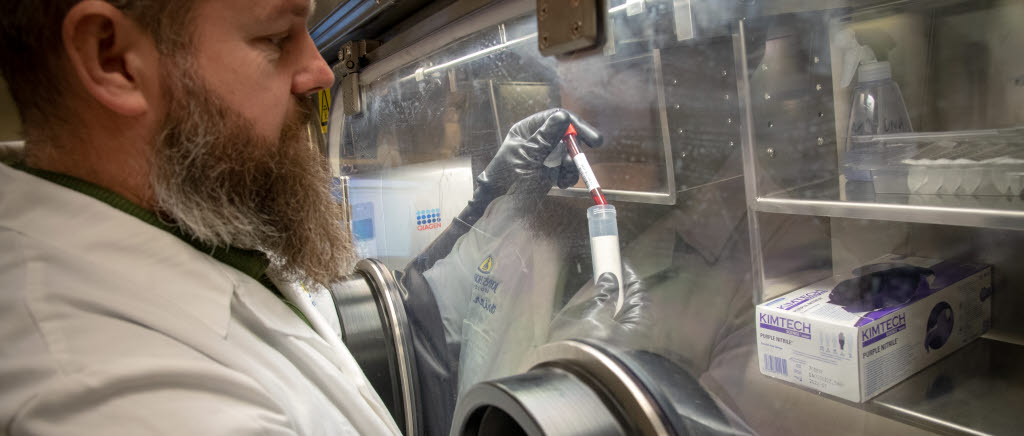 Christer Larsson är laboratoriechef på det mobila biologiska laboratoriet som fungerar precis som vilket stationärt labb som helst – om än lite trängre.