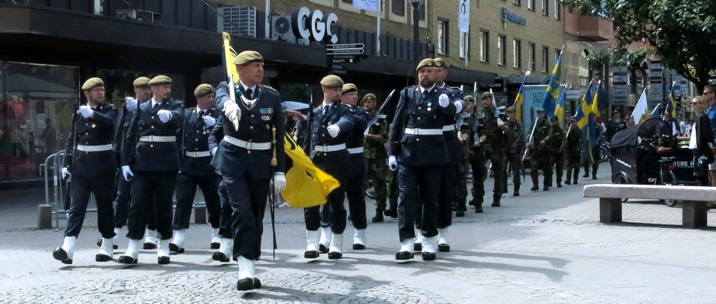 Nationaldagsfirande De båda hemvärnsbataljonerna i Örebro-Värmlandsgruppen deltog traditionellt i årets nationaldagsfirande i sina respektive län. I både Örebro och Karlstad var personalen tidigt på språng. 
Fanvakten med Värmlands regementes fana.