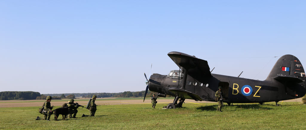 Ett kompani ur Dalregementsgruppen övar IKFN på Skå flygfält utanför Drottningholm