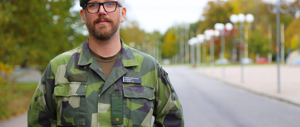 Livgardet såg Tobias Bjelovuks bakgrund - musikhögskola och tio års arbete som militärmusiker - som unikt och något att bygga vidare på. Han blev därför anställd vid förbandet med en kommendering att utbilda sig vid SOFU. 