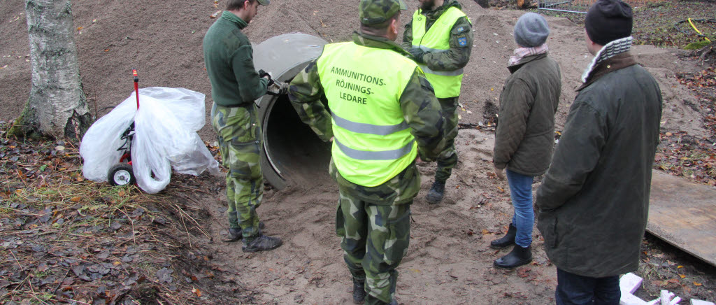 Ortsbor och personal från Swedec framför skyddstäckning i betong och sand. 2016.