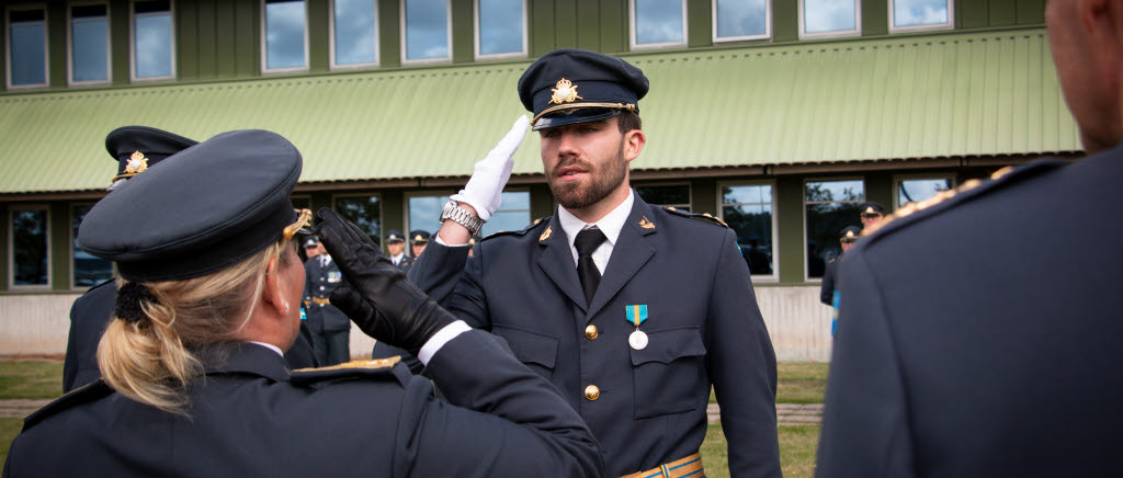 Johan Andersson var en av reservofficerskadetterna på AROU 2020-2021 som idag utnämndes till sergeant av ställföreträdande arméchef Laura Swaan- Wrede.
