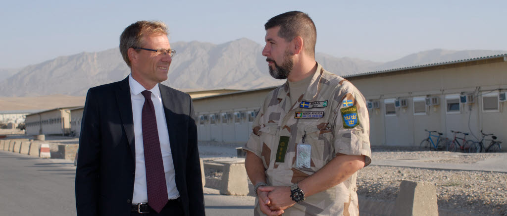 Ambassadör Anders Sjöberg och Överste Mikael Beck träffas på camp Marmal i Afghanistan.