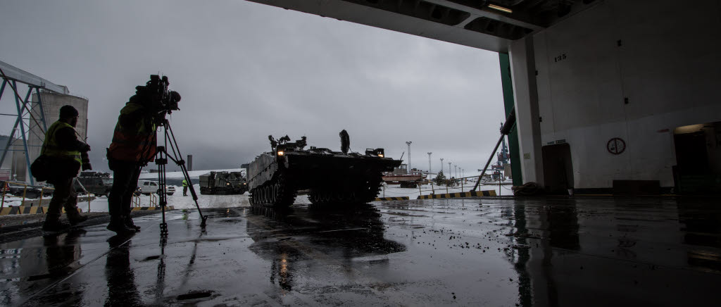 Under lördagen och söndagen lastades drygt 250 militära fordon på två lastfartyg i Victoriahamnen i Luleå. Destinationen är Hammarnesodden, drygt 10 mil norr om Trondheim där övningen Cold Response går av stapeln 25 februari till 11 mars.