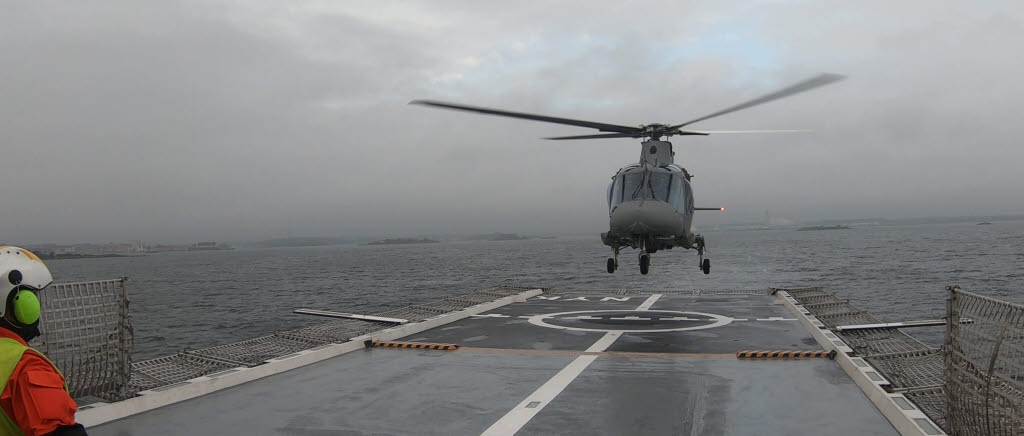 Helikopter 15 landar på en Visbykorvett.