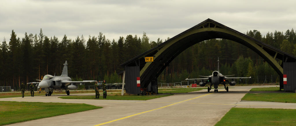 140904. 171:a stridsflygdivision ingår i Nordic Battlegroup 2015. Här i Vidsel för att utbilda piloterna i Close Air Support, det vill säga flygunderstöd till markförbanden. 