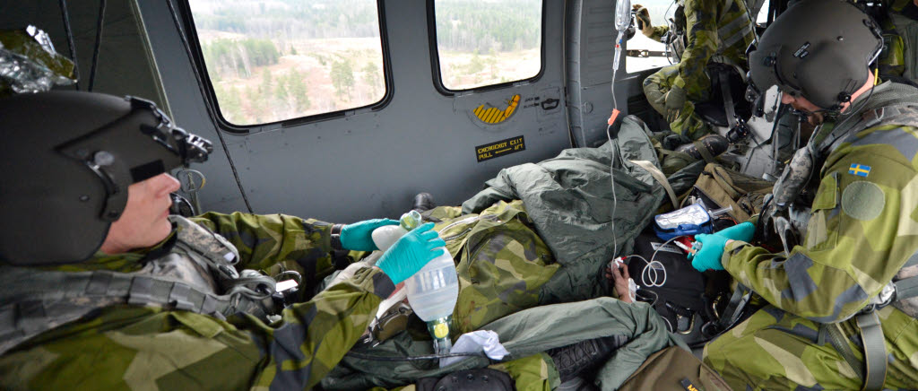 Kabinen i en MEDEVAC-helikopter är en krävande arbetsplats. Läkare och sjuksköterska får arbeta stående på knä. 