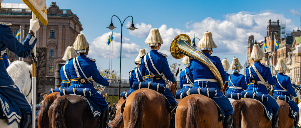 Livgardets dragonmusikkår rider i paraden vid Kungens födelsedag 2022.