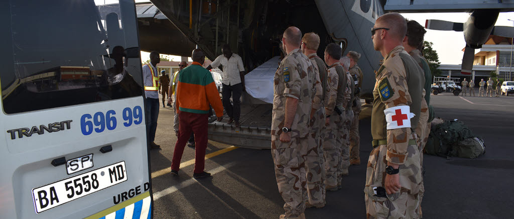 Vid lördagens attack mot FN-campen i Timbuktu stupade en FN-soldat från Burkina Faso och ett
tiotal FN-soldater skadades. Den omkomne och två av de skadade flögs på tisdagen den 17 april från
Timbuktu till Bamako. Transporten genomfördes av FM 02, som sedan lördagseftermiddagen stått i
beredskap att stödja Minusma med de transportflygbehov som uppstått efter den omfattande
attacken.