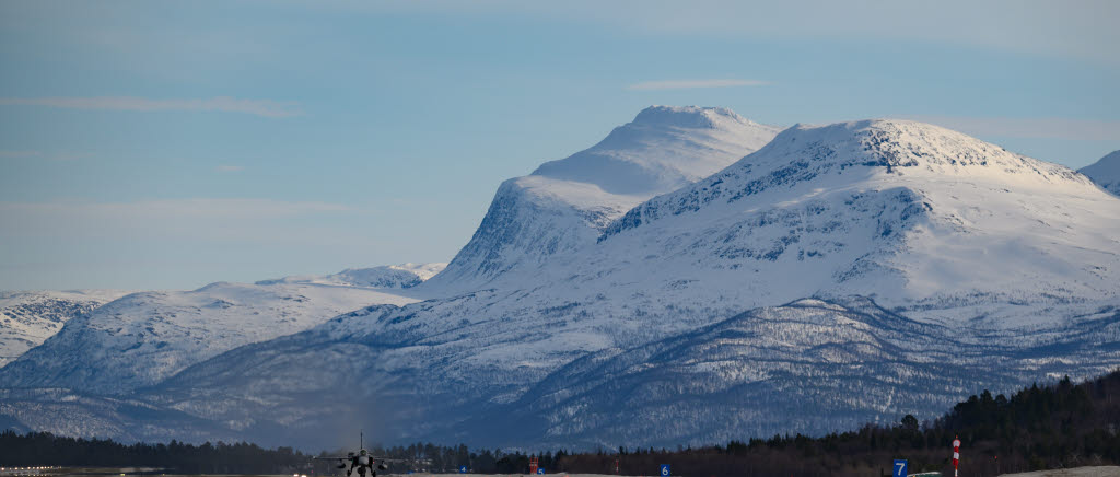 Jas 39 Gripen från Norrbottens flygflottilj landar in på Bardufoss Air Station.