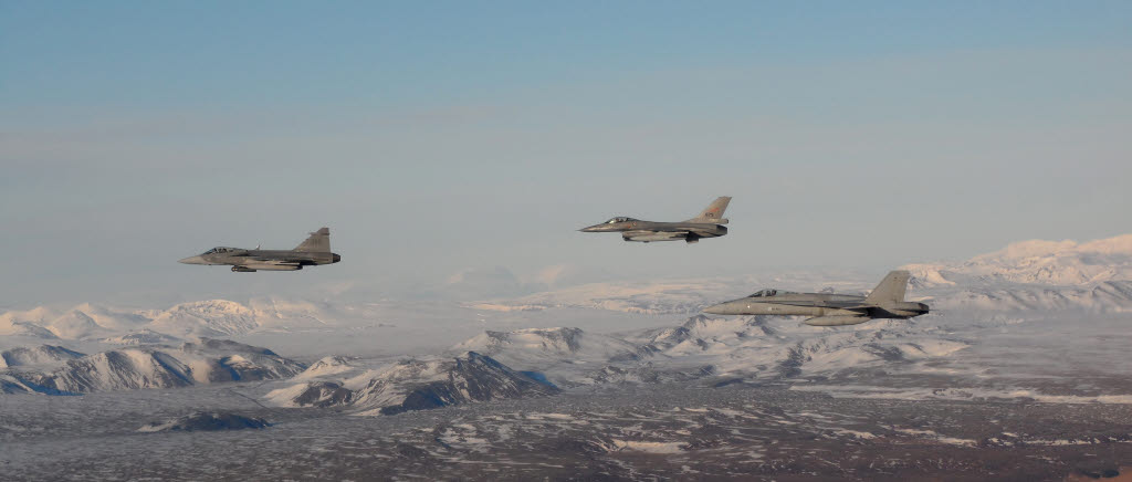 Island 20140214. Formationsflygning med tre länders stridsflyg. Det nordiska samarbetet är djupt. Med Iceland Air Meet 2014 tar vi nästa steg till att ytterligare fördjupa samarbetet. Främst genom gemensam planering och gemensam logistik att flytta förband till annan plats, denna övning - Island. Flygplan och personal deltar i Iceland Air Meet 2014, en nordisk övning på Island. Deltagarna, cirka 100 personer kommer i huvudsak från Norrbottens flygflottilj (F 21). Chef för svenska kontingenten är överstelöjtnant Jörgen Marqvardsen. Foto: 212.sfdiv/Försvarsmakten.Bilden får användas av media utan kostnad om fullständig byline anges.