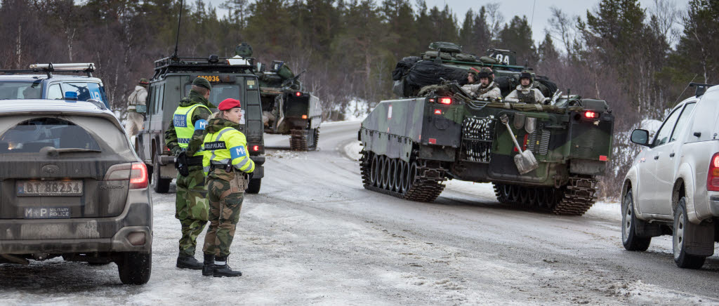 I områdena där den svenska brigaden rör sig arbetar svenska och norska militärpoliser tillsammans med trafiksäkerheten i fokus .