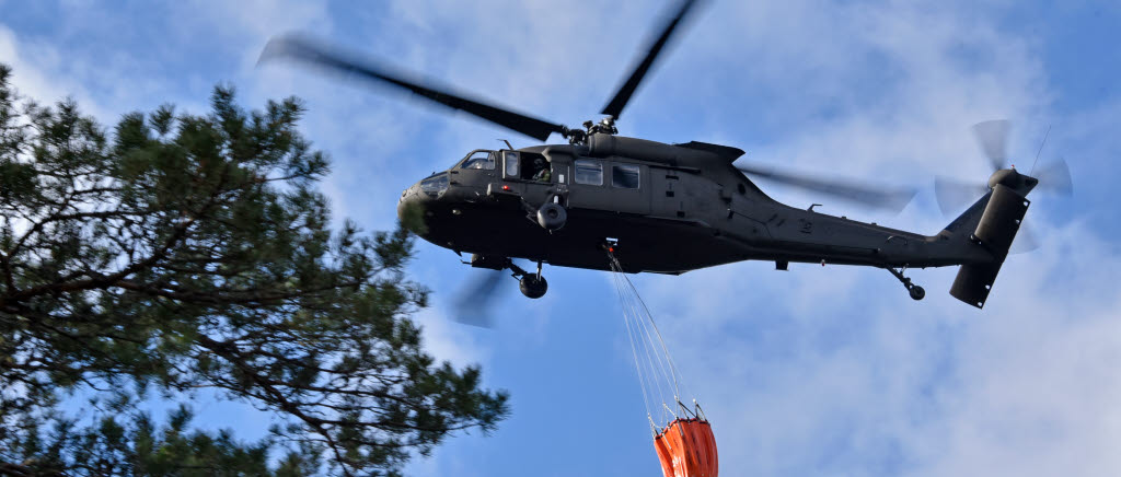 Helikopterflottiljen håller utbildning för att förbereda för eventuella skogsbränder i sommar.