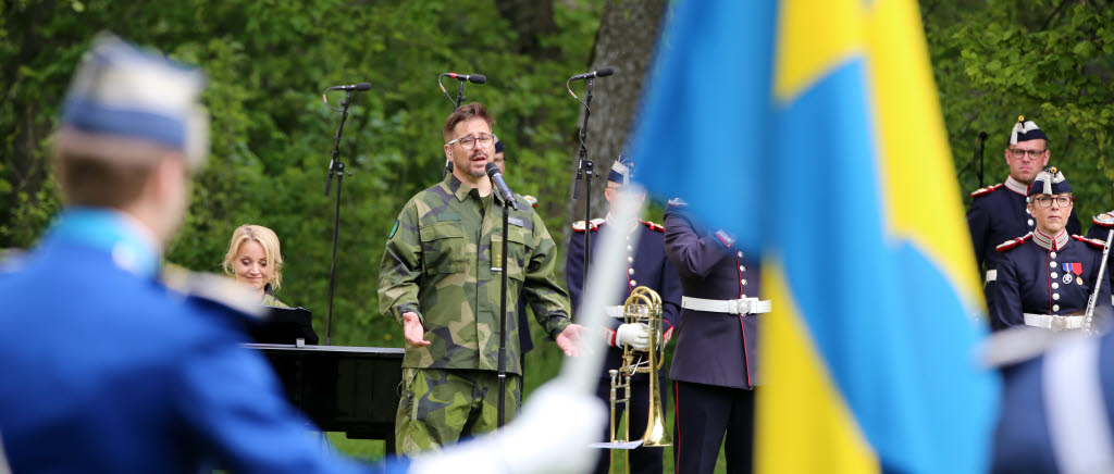 Fältartisten Johannes Kotschy framför låten Stad i ljus under veterandagen 2020