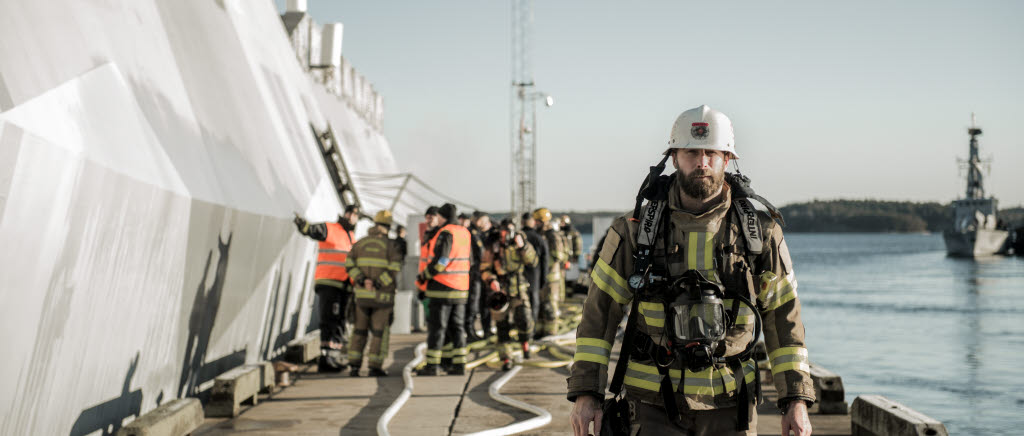 Personal från Södertörns brandsförsvarsförbund genomför en räddningsinsats ombord på HMS Visby. 